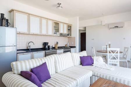 Joya Cyprus Mermaid Penthouse Apartment Agios Amvrosios  Dış mekan fotoğraf